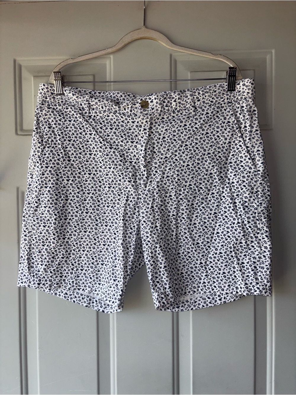 Ben Sherman white/navy floral regular fit shorts size 38